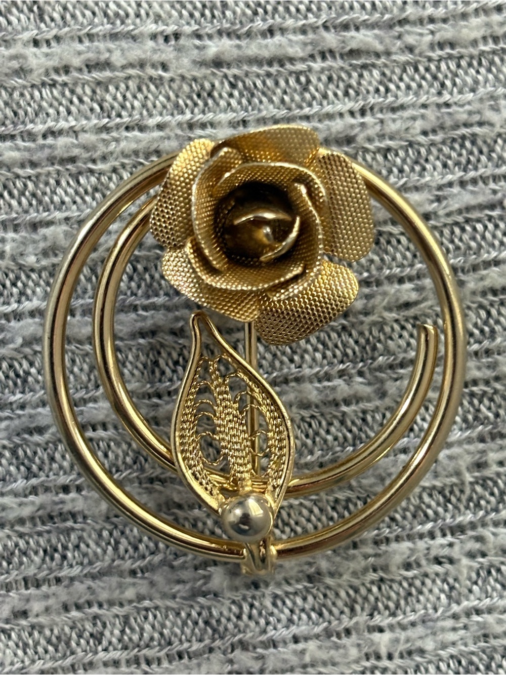 Vintage gold tone round rose w leaf floral brooch